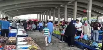 Şiddetli rüzgar çadırları devirdi, yağmur tezgahtaki ürünlere zarar verdi