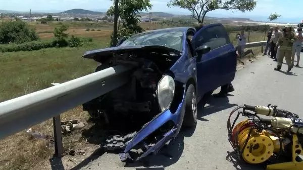 Tuzla'da otomobil bariyerlere saplandı