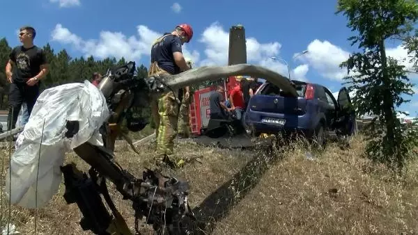 Tuzla'da otomobil bariyerlere saplandı