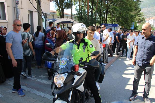 Yine aynı manzara! 40 saniye geç kalan da kimliğini evde unutan da YKS'ye giremedi