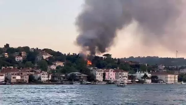 Son dakika gündem: BEYLERBEYİ'NDE 2 KATLI AHŞAP KÖŞKTE YANGIN (2)