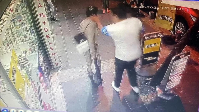 İstanbul'da akıl almaz anlar: Yolda yürüyen kadını tokatladı, darp edildi