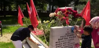 Son dakika haberleri | Şehit babalarının mezarını gül suyuyla temizlediler