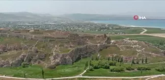 Tarihi Van Kalesi'nin gökyüzünden görüntüsü Çin Seddi'ni andırıyor