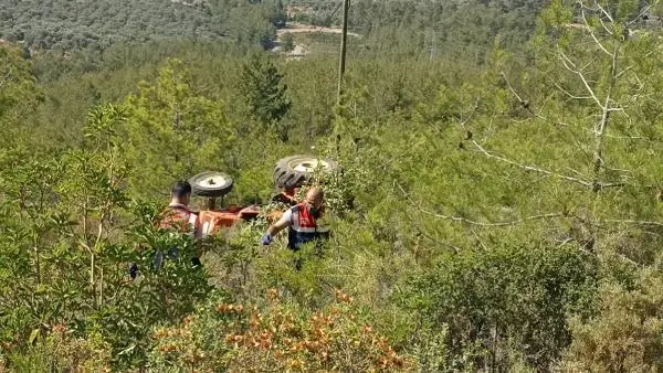 Traktör şarampole yuvarlandı, sürücü Kıymet öldü