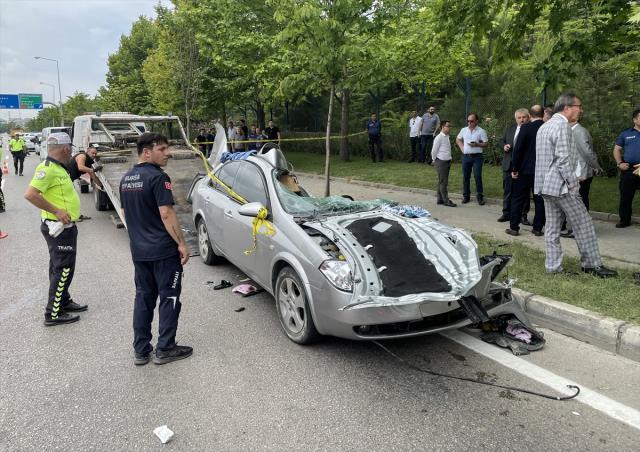 Beton mikseri, otomobilin üzerine devrildi! Feci kazada baba ve oğlu can verdi