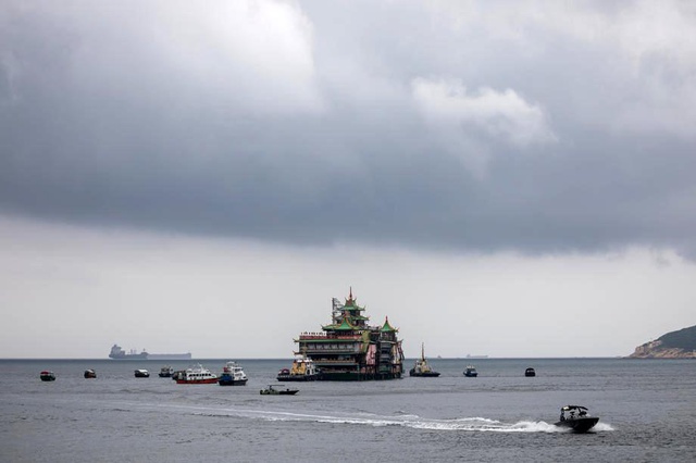 Hong Kong'un simgelerinden yüzen restoran Güney Çin Denizi'nde battı Hong Kong'un simgelerinden yüzen restoran Güney Çin Denizi'nde battı