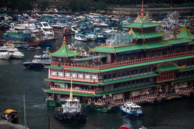 Hong Kong'un simgelerinden yüzen restoran Güney Çin Denizi'nde battı Hong Kong'un simgelerinden yüzen restoran Güney Çin Denizi'nde battı