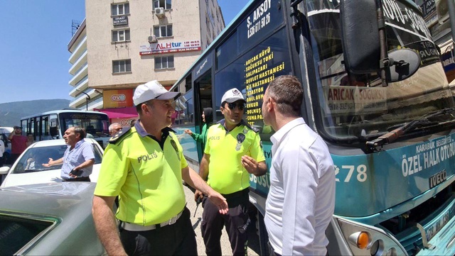 Otobüs ve dolmuş yolun ortasında kontak kapattı, metrelerce kuyruk oluştu Otobüs ve dolmuş yolun ortasında kontak kapattı, metrelerce kuyruk oluştu