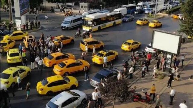 Otobüs ve dolmuş yolun ortasında kontak kapattı, metrelerce kuyruk oluştu Otobüs ve dolmuş yolun ortasında kontak kapattı, metrelerce kuyruk oluştu