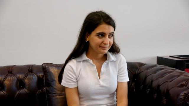 Polise verdiği 'Annem de babam da vefat etti' cevabıyla milyonların yüreğine dokundu! İşte Ayşe'nin hikayesi Polise verdiği 'Annem de babam da vefat etti' cevabıyla milyonların yüreğine dokundu! İşte Ayşe'nin hikayesi