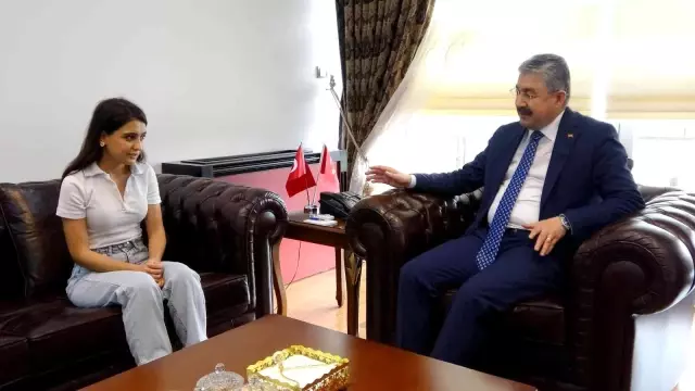 Polise verdiği 'Annem de babam da vefat etti' cevabıyla milyonların yüreğine dokundu! İşte Ayşe'nin hikayesi Polise verdiği 'Annem de babam da vefat etti' cevabıyla milyonların yüreğine dokundu! İşte Ayşe'nin hikayesi