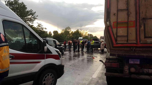 TEM'de 6 araç birbirine girdi, ortalık savaş alanına döndü: 2'si çocuk, 8 yaralı TEM'de 6 araç birbirine girdi, ortalık savaş alanına döndü: 2'si çocuk, 8 yaralı