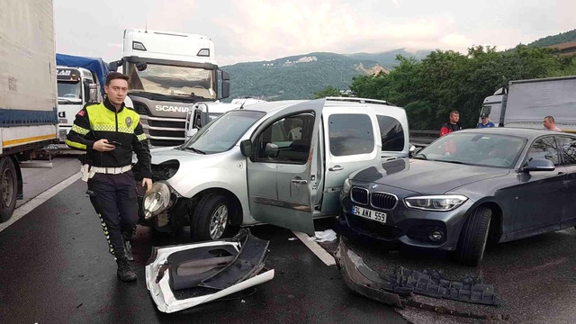 TEM'de 6 araç birbirine girdi, ortalık savaş alanına döndü: 2'si çocuk, 8 yaralı TEM'de 6 araç birbirine girdi, ortalık savaş alanına döndü: 2'si çocuk, 8 yaralı