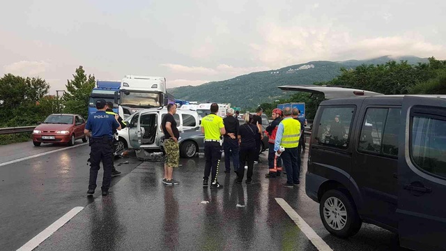 TEM'de 6 araç birbirine girdi, ortalık savaş alanına döndü: 2'si çocuk, 8 yaralı TEM'de 6 araç birbirine girdi, ortalık savaş alanına döndü: 2'si çocuk, 8 yaralı