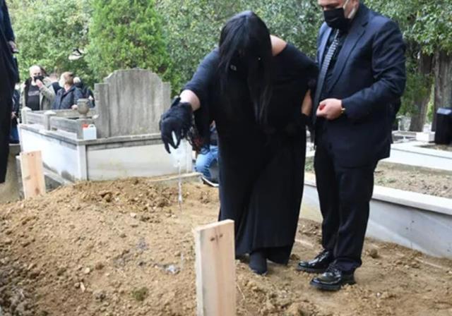'1.5 milyon TL'lik mezar' haberlerini gören Diva çileden çıktı: Ölmedim arkadaşlar '1.5 milyon TL'lik mezar' haberlerini gören Diva çileden çıktı: Ölmedim arkadaşlar