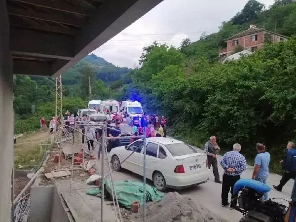 Balık avlamak için elektrik verdikleri dereye düştüler: 2 ölü, 1 yaralı Balık avlamak için elektrik verdikleri dereye düştüler: 2 ölü, 1 yaralı