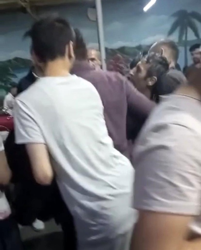 Bursa'da sara nöbeti geçiren adama aldırmadılar, okey oynamaya devam ettiler Bursa'da sara nöbeti geçiren adama aldırmadılar, okey oynamaya devam ettiler