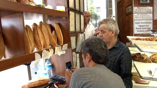 Kadıköy'de fırınlarda ekmeklere zam denetimi Kadıköy'de fırınlarda ekmeklere zam denetimi
