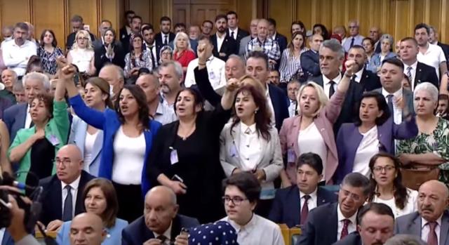 Kılıçdaroğlu, Pınar Gültekin davasındaki 'haksız tahrik indirim' kararına tepki gösterdi! Salondaki kadınlar ayakta alkışladı Kılıçdaroğlu, Pınar Gültekin davasındaki 'haksız tahrik indirim' kararına tepki gösterdi! Salondaki kadınlar ayakta alkışladı