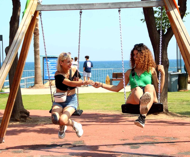 Salıncağa binen iki genç kız, 'çakmak' isteyen şahsa olmadığını söyleyince darp edildi Salıncağa binen iki genç kız, 'çakmak' isteyen şahsa olmadığını söyleyince darp edildi