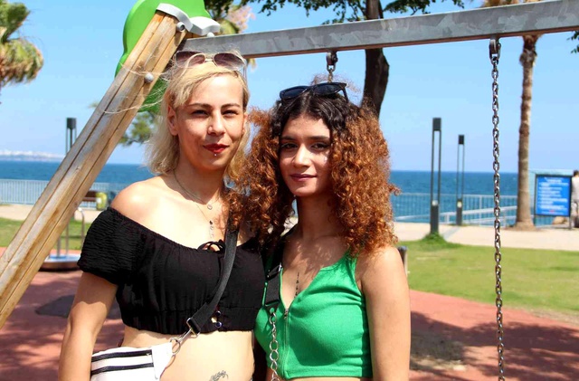 Salıncağa binen iki genç kız, 'çakmak' isteyen şahsa olmadığını söyleyince darp edildi Salıncağa binen iki genç kız, 'çakmak' isteyen şahsa olmadığını söyleyince darp edildi