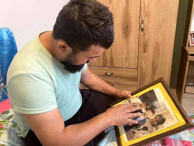 Babasının yanındaki kız çocuğunu haczettiler! Ufaklığın ağlaması yürekleri dağladı