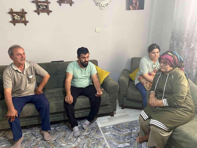 Babasının yanındaki kız çocuğunu haczettiler! Ufaklığın ağlaması yürekleri dağladı