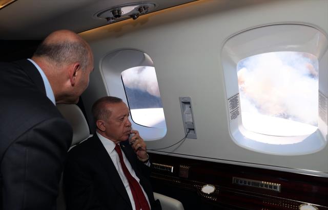 Cumhurbaşkanı Erdoğan, Marmaris'teki yangın bölgesini havadan inceledi