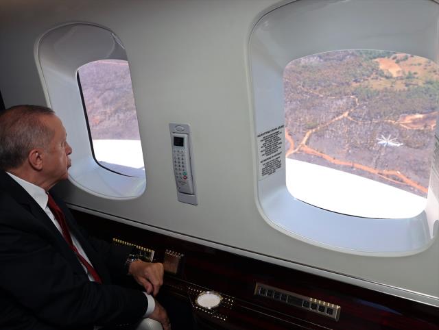 Cumhurbaşkanı Erdoğan, Marmaris'teki yangın bölgesini havadan inceledi