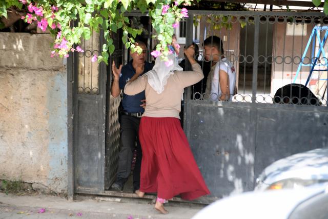 Eşi polisleri oyalarken, çatıdaki Hint kenevirlerini söktü