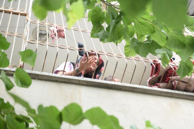 Eşi polisleri oyalarken, çatıdaki Hint kenevirlerini söktü