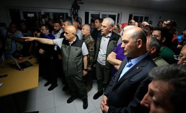 Marmaris'te orman yangını! Tüm müdahalelere rağmen yangın rüzgarın etkisiyle hızla yayılıyor Marmaris'te orman yangını! Tüm müdahalelere rağmen yangın rüzgarın etkisiyle hızla yayılıyor