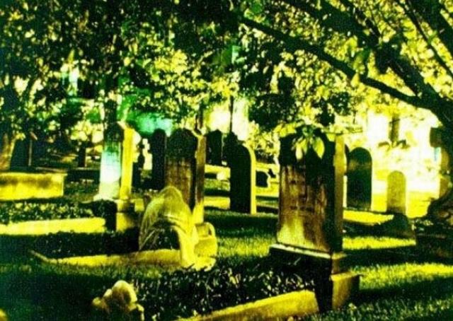 Mezarlıkta ürküten manzara! Doğumda ölen kadının hayaleti bebeğinin mezarına eğiliyor
