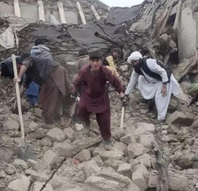 Son Dakika! Afganistan'da meydana gelen 6 büyüklüğündeki depremde hayatını kaybedenlerin sayısı 950'ye yükseldi Son Dakika! Afganistan'da meydana gelen 6 büyüklüğündeki depremde hayatını kaybedenlerin sayısı 950'ye yükseldi