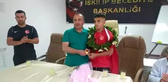 Başkan Sülük, başarılı güreşçiyi ödüllendirdi