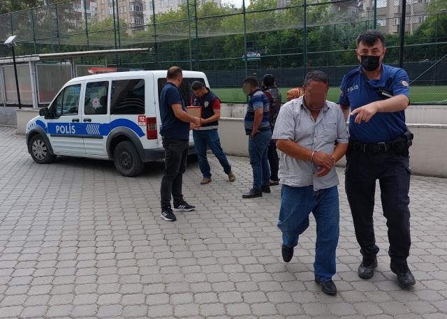 Buldukları varilleri dereye döktüler: 4'ü polis 8 kişi hastanelik oldu Buldukları varilleri dereye döktüler: 4'ü polis 8 kişi hastanelik oldu