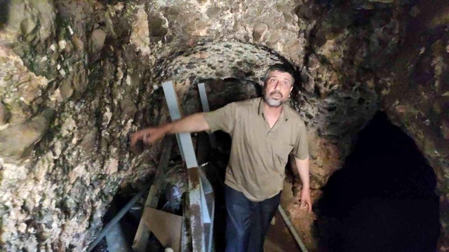 Çöken yolda Roma Dönemi'ne ait tünel ortaya çıktı! Mahalledeki evler boşaltıldı Çöken yolda Roma Dönemi'ne ait tünel ortaya çıktı! Mahalledeki evler boşaltıldı