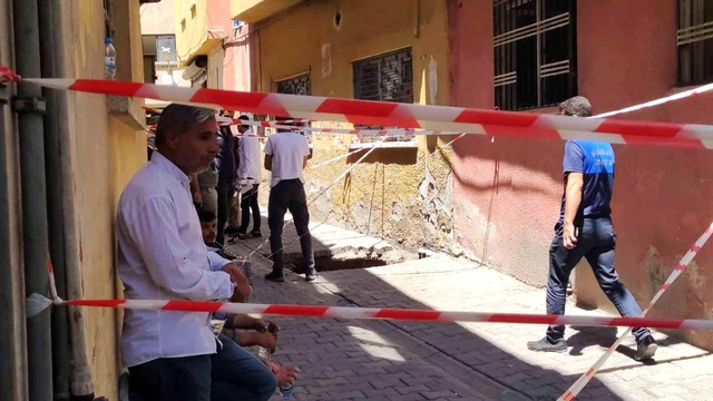 Çöken yolda Roma Dönemi'ne ait tünel ortaya çıktı! Mahalledeki evler boşaltıldı Çöken yolda Roma Dönemi'ne ait tünel ortaya çıktı! Mahalledeki evler boşaltıldı