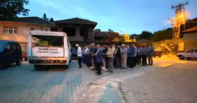 Son dakika: Eşi tarafından öldürülen kadın ve 3 yaşındaki çocuğu yan yana defnedildi