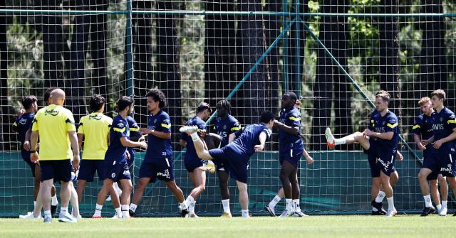 Fenerbahçe, futbolcularına teklif bekliyor! İşte belirlenen bonservis bedelleri Fenerbahçe, futbolcularına teklif bekliyor! İşte belirlenen bonservis bedelleri