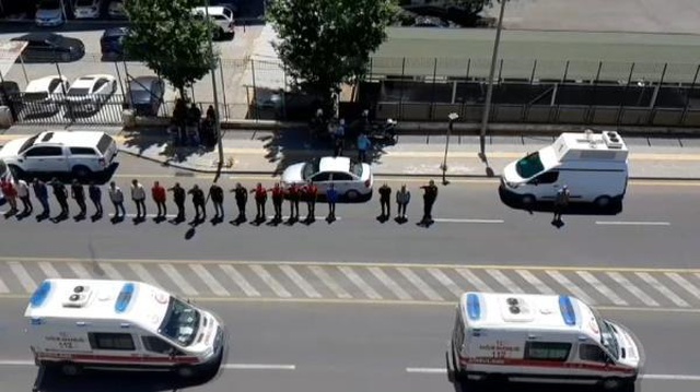 İçişleri: Lice'deki operasyonda 2 asker şehit oldu, 1 asker yaralı (2) İçişleri: Lice'deki operasyonda 2 asker şehit oldu, 1 asker yaralı (2)