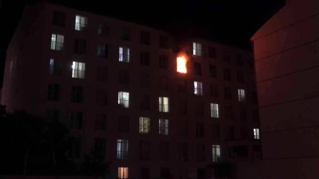 Korkutan yangında mahsur kalan adam 5. katta aşağı atladı