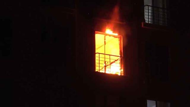 Korkutan yangında mahsur kalan adam 5. katta aşağı atladı