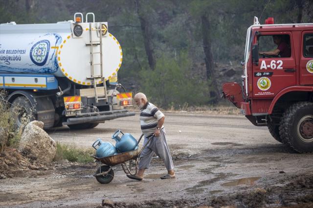 Marmaris'te alevlerle mücadele devam ediyor! Bakan Kirişçi son durumu paylaştı: Bugün olumlu ve somut gelişmeler bekliyoruz Marmaris'te alevlerle mücadele devam ediyor! Bakan Kirişçi son durumu paylaştı: Bugün olumlu ve somut gelişmeler bekliyoruz
