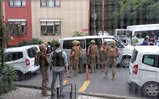 Şişli'de film gibi olay: Rehin alınan genç kadın servis elemanının ihbarıyla kurtarıldı