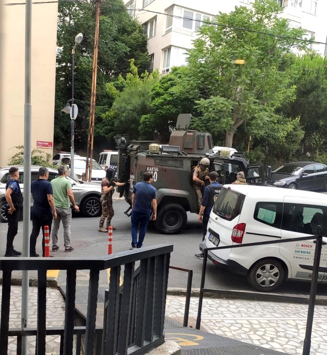 Şişli'de film gibi olay: Rehin alınan genç kadın servis elemanının ihbarıyla kurtarıldı