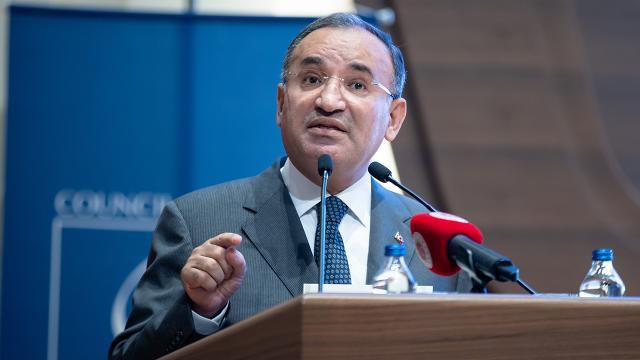 Son Dakika! Adalet Bakanı Bekir Bozdağ: Adayımız Cumhurbaşkanı Erdoğan'dır, adaylığı yasaldır Son Dakika! Adalet Bakanı Bekir Bozdağ: Adayımız Cumhurbaşkanı Erdoğan'dır, adaylığı yasaldır