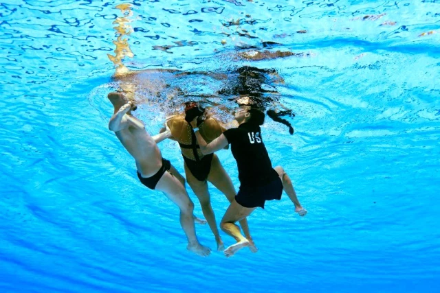 Su altında bayılan ABD'li yüzücüyü koçu kurtardı