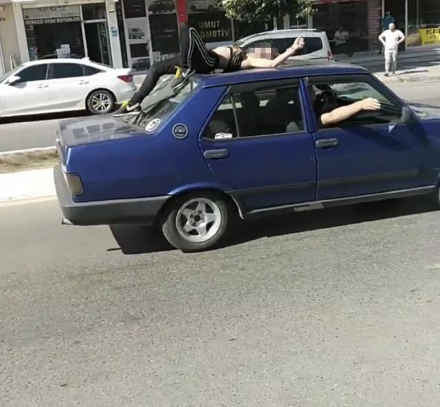 Sultanbeyli'de genç kız ortalığı birbirine kattı... Trafikte otomobilin üzerine çıktı Sultanbeyli'de genç kız ortalığı birbirine kattı... Trafikte otomobilin üzerine çıktı